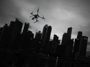dron  w powietrzu nad budynkami miasta