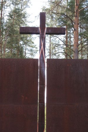 Ołtarz z Miednoje pokazuje krzyż i tablicę z nazwiskami
