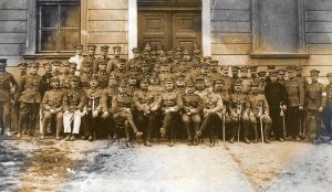 skan zdjęcia przedstawiający Komendant płk Stanisław Młodnicki wraz z komendantami posterunków Żandarmerii Krajowej Księstwa Cieszyńskiego, Cieszyn 1920 r.