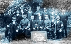 skan zdjęcia przedstawiający Polscy funkcjonariusze Straży Gminnej z Dąbrówki Wielkiej, pow. bytomski, 1922 r.