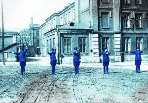 Koszary przy ul. Ciepłej 13, zbombardowane podczas II wojny światowej i rozebrane w 1946 r. skan starej fotografii