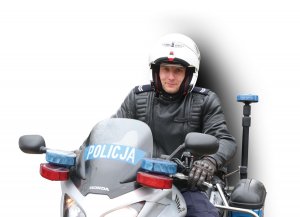 st. sierż. Wojciech Freudenreich  w mundurze motocyklisty policyjnego siedzi na służbowym motocyklu