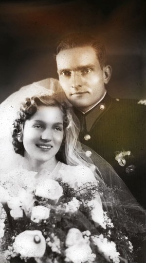 Pani Maria Czernek, wdowa po policjancie II Rzeczypospolitej, Janie Borkowskim, nie żyje. Taka wiadomość dotarła do naszej redakcji 21 kwietnia br. widzimy jej fotografię ślubną skan tej fotografii