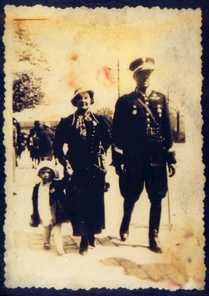 kom. PP Jurczak Piotr z rodziną idą ulicą. od lewej dziecko, żona i komisarz skan starej fotografii