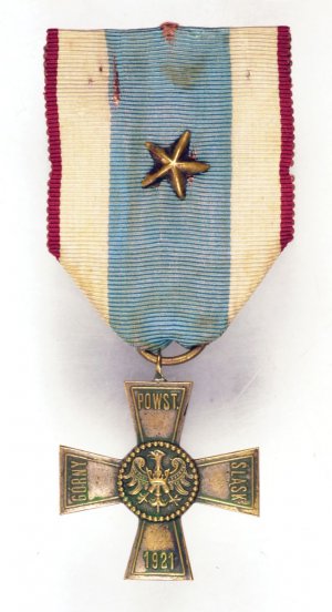 „Krzyż na Śląskiej Wstędze Waleczności i Zasługi” wz. 1931 I klasy (odznaczenie państwowe). Bity w brązie, srebrzony