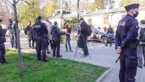 policjanci przed ambasadą pilnują protestujących