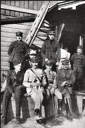 skan fotografii 4. Eskadra, maj 1920 r. ośmiu policjantów na tle drabiny przy budynku