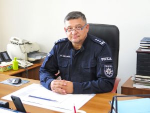 zdjęcie dyrektora sztabu policji siedzącego za biurkiem. inspektor Nestoruk