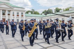 O oprawę muzyczną uroczystości zadbała Orkiestra Reprezentacyjna Policji na placu w szyku idzie orkiestra policji