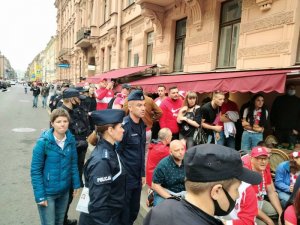 kibice policjanci polscy idą ulicą kibicując w mistrzostwach piłki nożnej w rosji