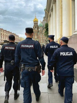 policjanci polscy i policjanci rosyjscy idą ulicą kibicując w mistrzostwach piłki nożnej w rosji i pilnując porządku