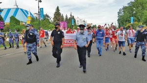 kibice policjanci polscy i policjanci rosyjscy idą ulicą kibicując w mistrzostwach piłki nożnej w rosji