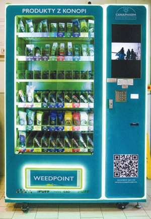 Wiele automatów z suszem konopnym przyciąga wzrok obrazami marihuany. Nazwy automatów również zwracają uwagę: „Weedpoint”, „Traw’o’mat”. Na zdjęciu automat z suszem