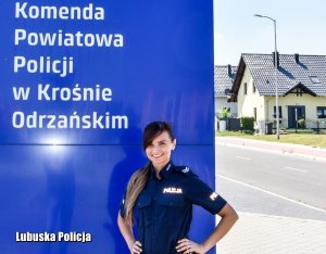policjantka przy banerze policji powiatowej w tle widać zdjęcie domu mieszkalnego st sierż Magdalena Józak