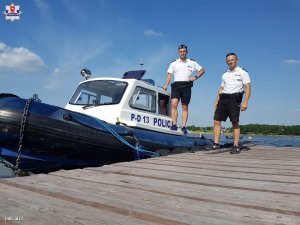 policjanci na molo przy łodzi patrolowej sierż szt Mariusz Wójcik i st post Oktawian Kawka