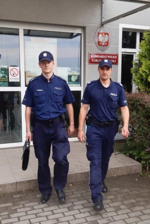 Policjanci wychodzą z budynku policji asp. Łukasz Orkiszewski i sierż. szt. Karol Machajewski