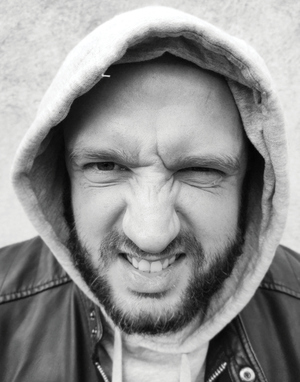 agresywny mężczyzna zdjęcie zrobione z bliska na twarz