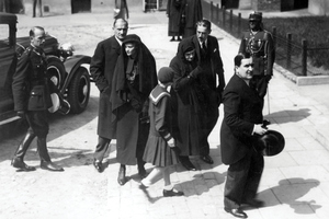Rodzina Bronisława Pierackiego podczas uroczystości pogrzebowych grupa osób na chodniku
