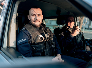 Twórcy serialu w każdym 23-minutowym odcinku przedstawiają funkcjonariuszy służących w różnych pionach. Pokazują nie tylko, na czym polega służba w Policji, ale także to, jakimi ludźmi są policjanci.