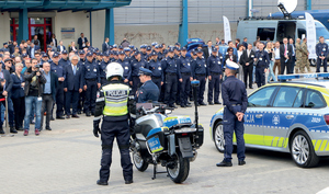 w Kielcach trwały Międzynarodowe Targi Policji i Bezpieczeństwa Publicznego POLSECURE zorganizowane przez Targi Kielce oraz Komendę Główną Policji. Zdjęcia z paneli i ze spotkań na których są policjanci i zwiedzający. Sprzęt policyjny i nie tylko do wielu zastosowań