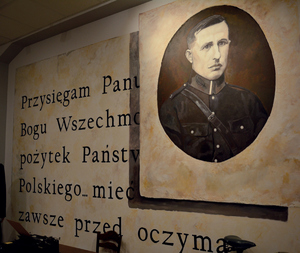 W Izbie Pamięci w Komendzie Wojewódzkiej Policji w Opolu można zobaczyć eksponaty pochodzące z okresu 20-lecia międzywojennego.