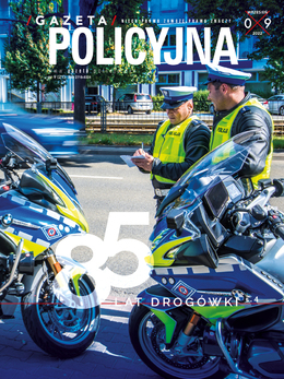 okładka Gazety Policyjnej nr wrześniowy. Policjanci przy motocyklach na ulicy wypisują notatnik