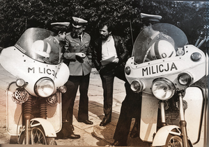 Mjr Aleksander Chyl (drugi od lewej), w latach 1970–1990 najbardziej znany milicjant polskiej drogówki, nieetatowy rzecznik BRD KG MO