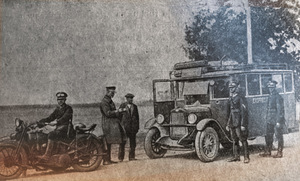 Tak się prezentowali stołeczni policjanci z plutonu drogowego (1928 r.). Drugi od lewej nadkom. M. Sobota, komendant PP pow. warszawskiego