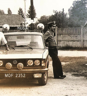 stara fotografia ze starym autem i starymi policjantami