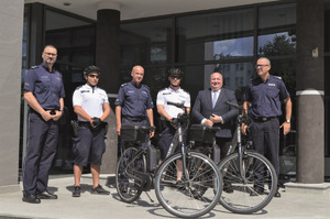 Burmistrz Grajewa Dariusz Latarowski przekazał tamtejszej Policji dwa rowery elektryczne...