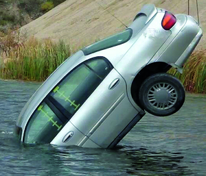 Grafika 1. Pojazd wpada do wody pod dużym kątem (około 60°). Następnie po kilku sekundach opa-da do pozycji poziomej [4].