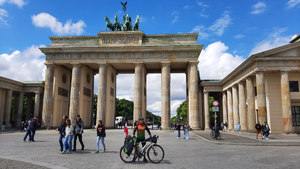 zdjęcia pokazują cyklistę w różnych częściach europy. Berlin czy paryż to tylko przykłady.