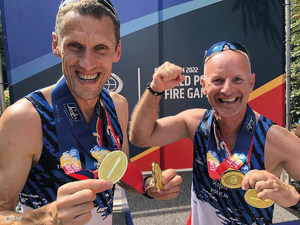 Policyjni sportowcy cieszą się z medali