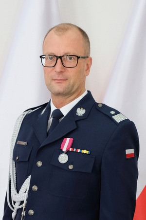 portret z nadinsp. Adamem Cieślakiem, komendantem Centralnego Biura Zwalczania Cyberprzestępczości