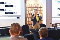 Oficer kontaktowy asp. Sylwia Radzikowska prowadzi seminarium eksperckie dotyczące poszukiwań osób ukrywających się