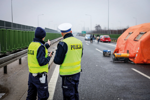 karambol pod Kielcami zdjęcia rozbitych aut i służby w akcji