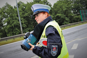 konkurs fotograficzny „Obiektywnie o drogówce” został ogłoszony przez Komendanta Głównego Policji w ubiegłym roku w związku z przypadającym w 2022 r. jubileuszem osiemdziesięciopięciolecia istnienia policyjnej służby zajmującej się bezpieczeństwem w ruchu drogowym.