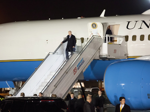 Wizyta prezydenta USA w Polsce w nocnej scenerii z zabezpieczeniem samolotem i wieloma funkcjonariuszami