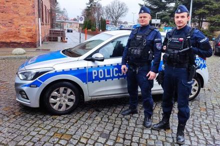 policjanci przy radiowozie na starówce miasta