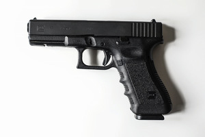 Podstawowym pistoletem służb specjalnych Policji jest glock 17 o wzmocnionych parametrach  zdjęcie pistoletu