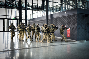 dekoracyjne. Pierwsza informacja o planowanych ćwiczeniach „Wolf-Ram-23” została przekazana do publicznej wiadomości dopiero cztery dni przed ich rozpoczęciem w Warszawie. Wcześniejsze ostrzeżenie mieszkańców stolicy było niezbędne, gdyż pojawienie się licznych służb w centrum miasta, a zwłaszcza w rejonie dwóch stacji metra, mogłoby wzbudzić uzasadniony niepokój.