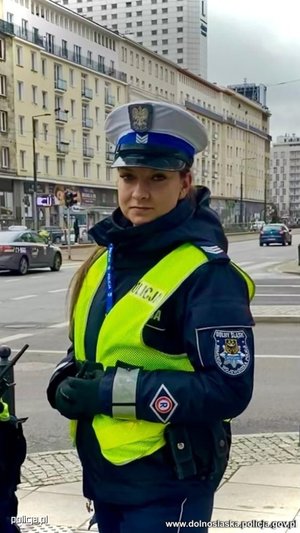policjantka ruchu drogowego stoi na ulicy