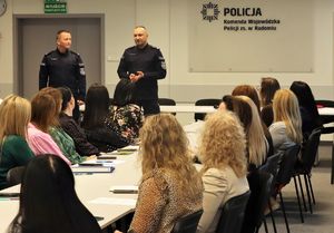 policjanci i uczestniczki szkolenia w sali wykładowej