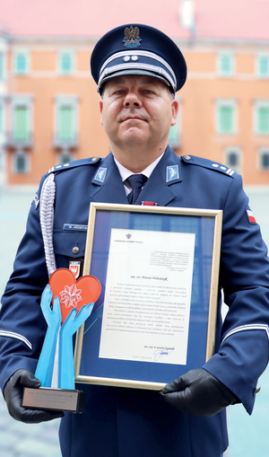 mł. insp. Mirosław Józefiak, komendant powiatowy Policji w Kępnie odebrał nagrodę w imieniu swojej podwładnej – asp. szt. Danuty Waloszczyk