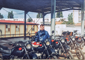 Andrzej Słupecki w École Nationale de Police we Francji wśród motocykli