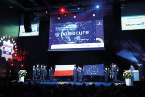 zdjęcia z targów polsecure 2024 policjanci na scenie trzymają flagi polski i unii