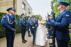 ślub policjantów z asystą honorową