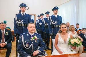 ślub policjantów z asystą honorową