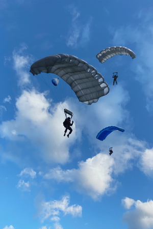 policjanci BOA skaczą na spadochronach ćwicząc swoje umiejętności