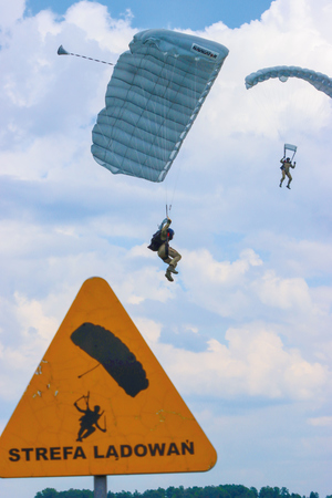policjanci BOA skaczą na spadochronach ćwicząc swoje umiejętności